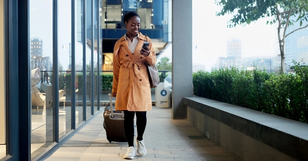 phone-night-suitcase-black-woman-city-2515979051